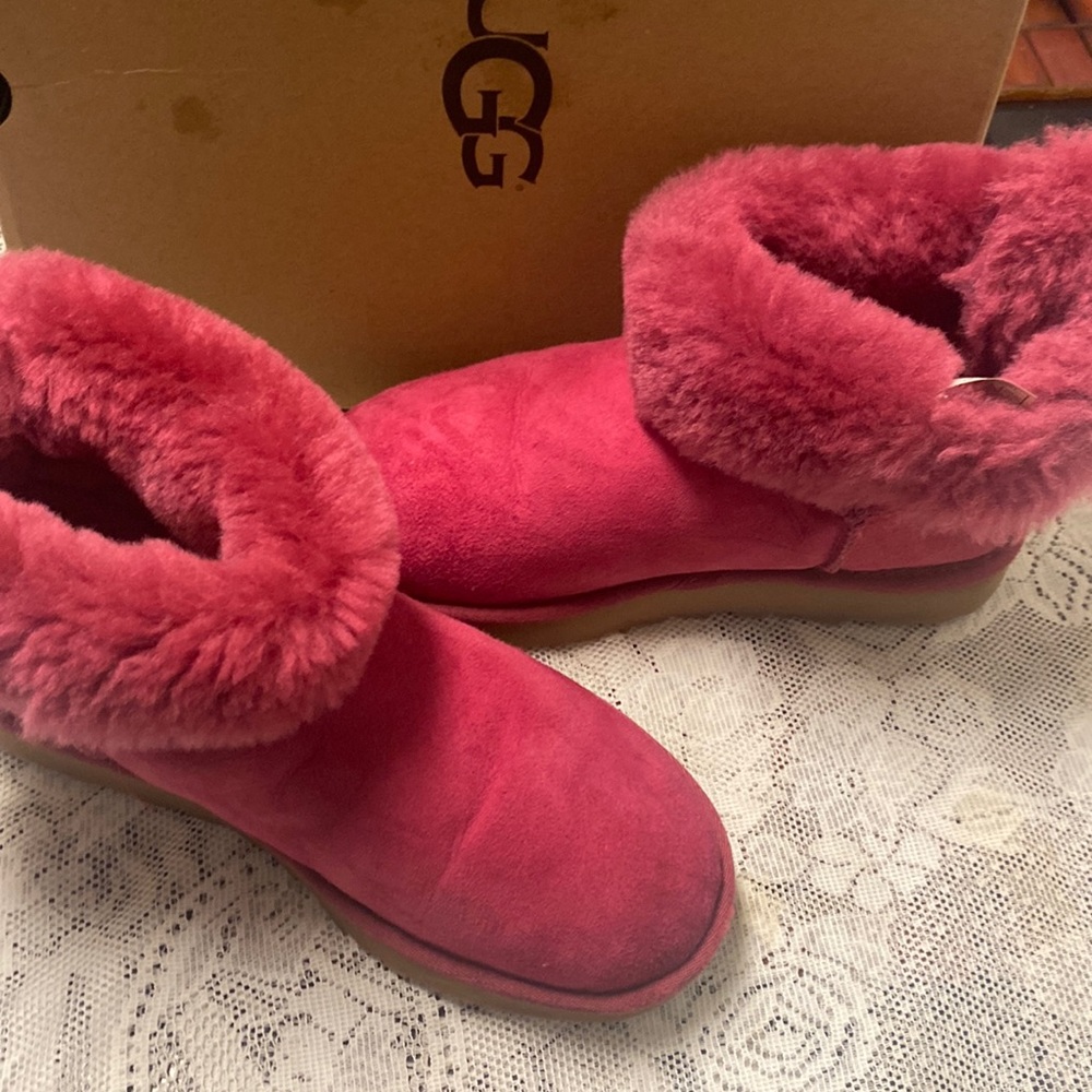 Women Ugg mini Bailey bow boots.